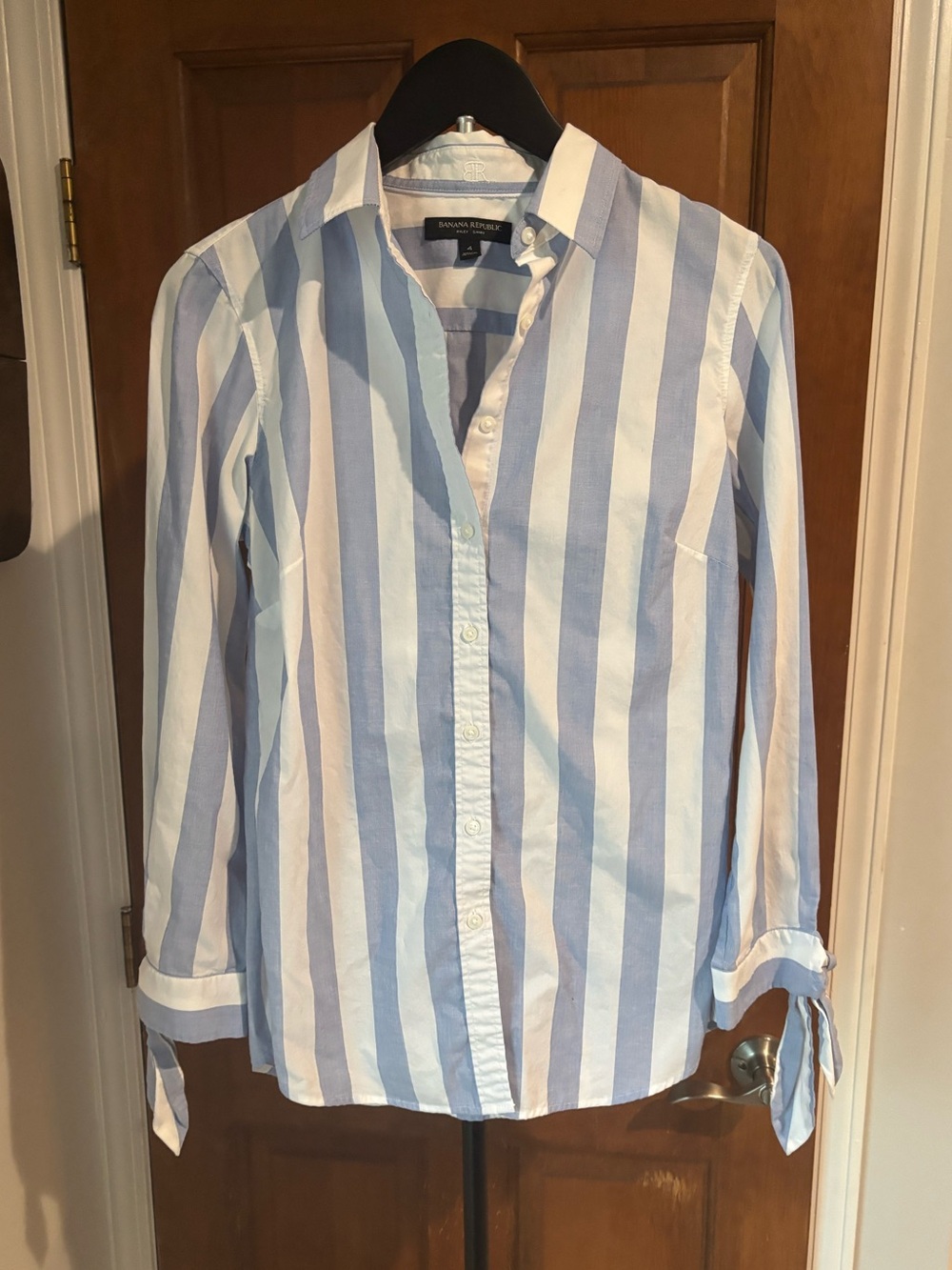 Women’s Small Banana Republic Blue and White Vertical Stripe Button-Down Blouse